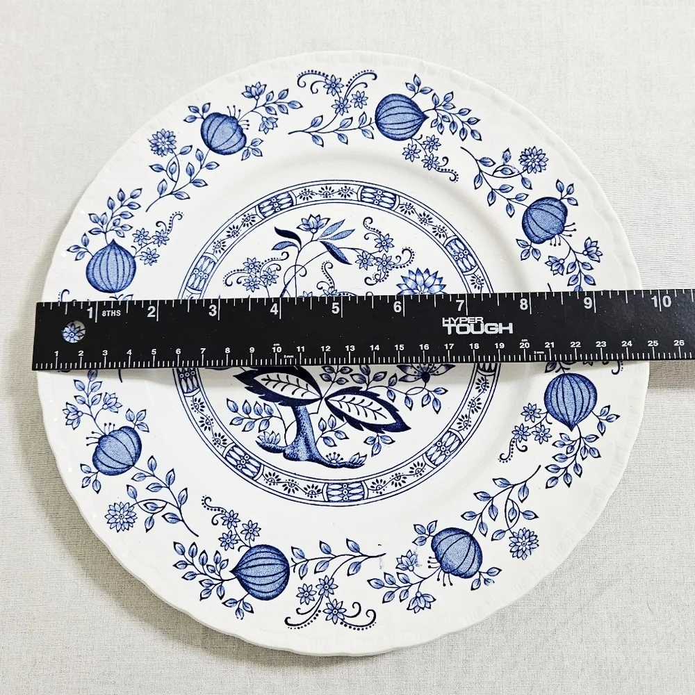 Vtg. Wedgewood Blue Heritage Dinner Plate England Hand‎ Engraving EUC White 10